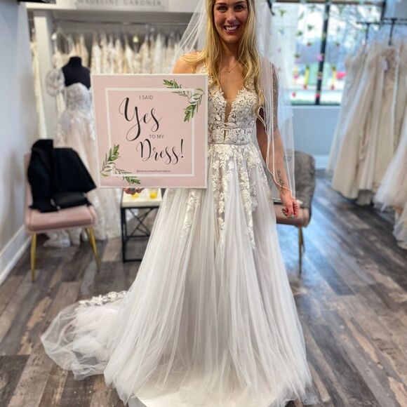 Elegant White Lace Evening Gown - Picture 3 of 13